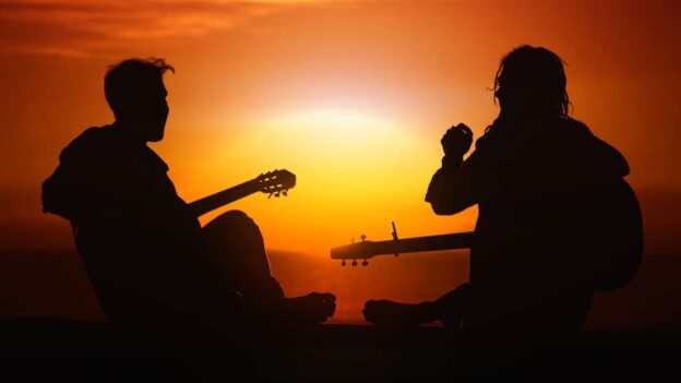2 người đánh đàn ghita, khoá học acoustic guitar online