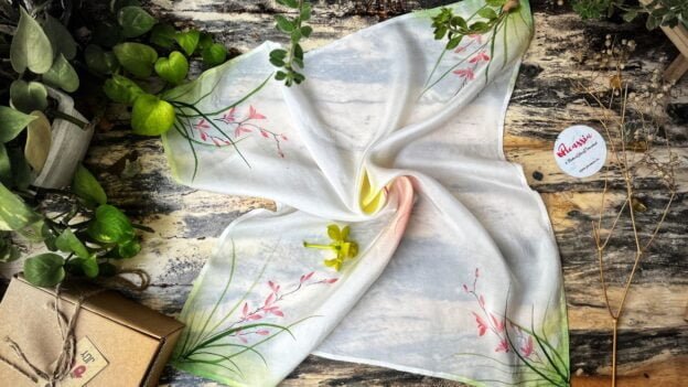 Hình ảnh khăn lụa tơ tằm vẽ tay hoa lan, vẽ vải, vẽ lụa, dạy vẽ trên vải