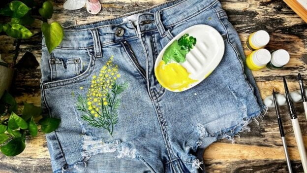 Vẽ hoa mimosa trên quần short jean